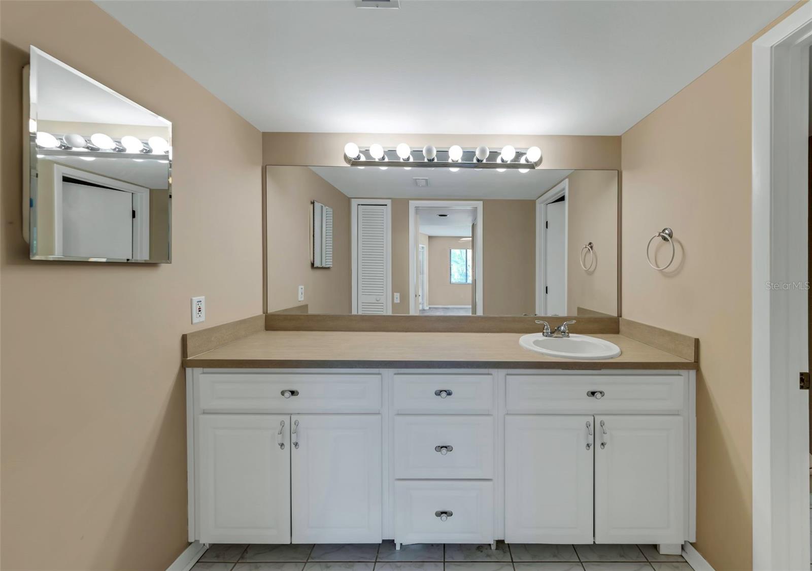Image 17 of 23 For 3076 Eastland Boulevard 111