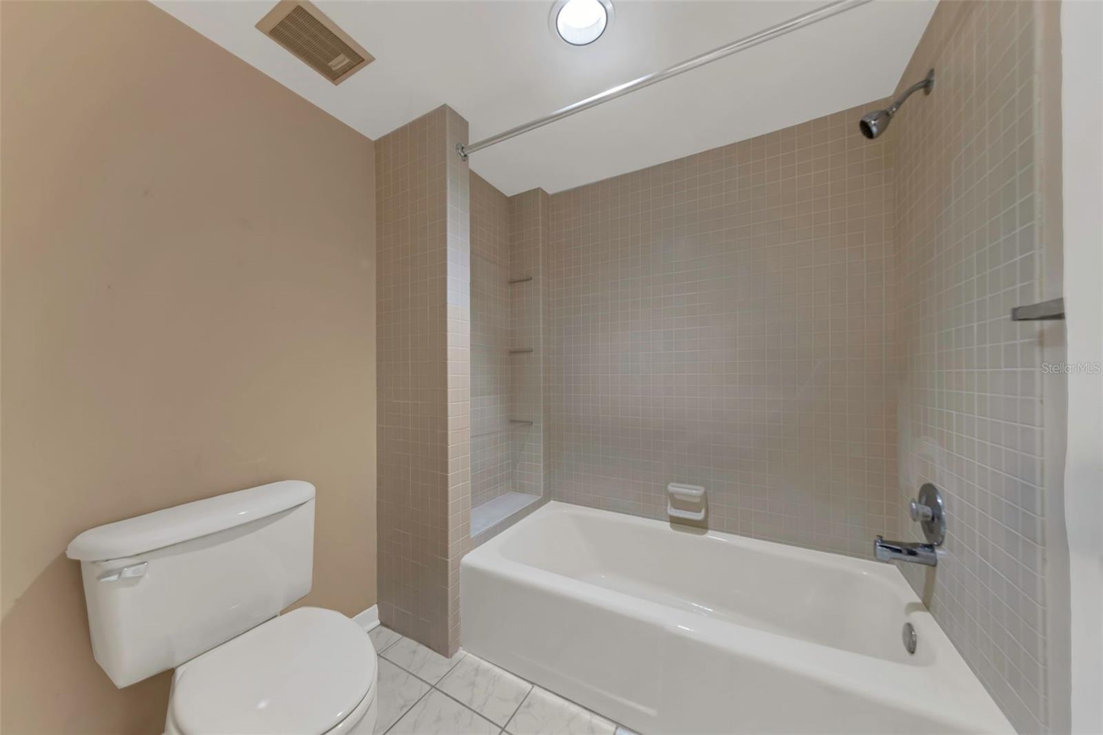 Image 18 of 23 For 3076 Eastland Boulevard 111