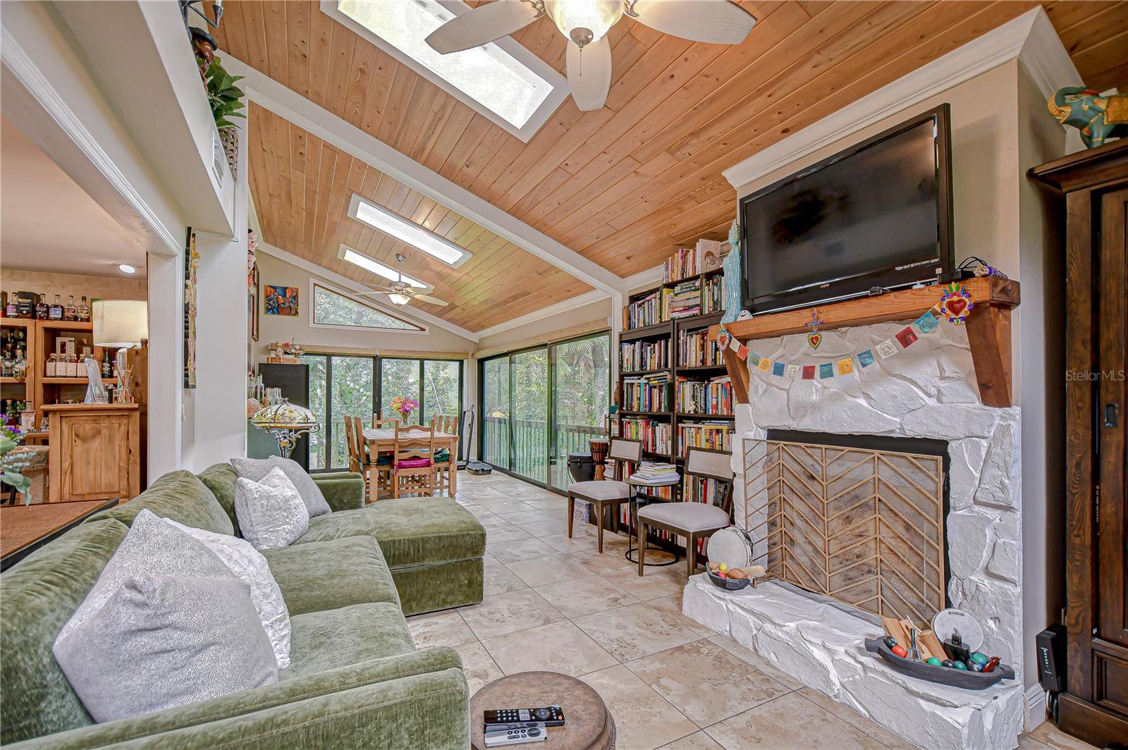 Listing photo id 8 for 8614 Hibiscus Drive