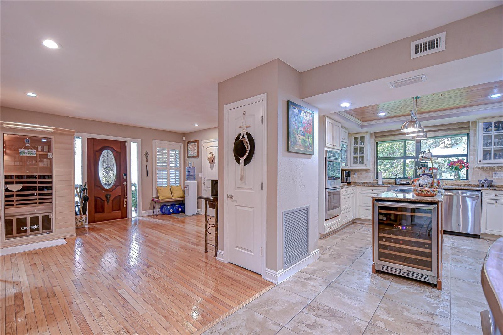 Listing photo id 3 for 8614 Hibiscus Drive
