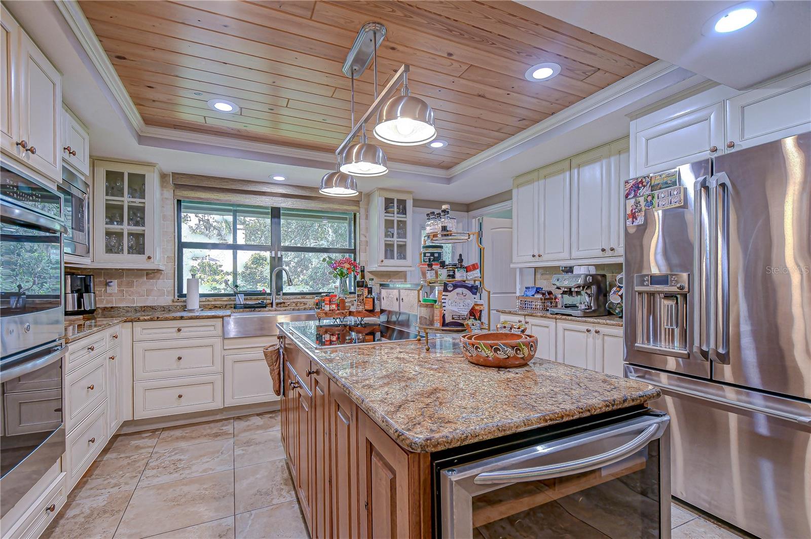 Listing photo id 4 for 8614 Hibiscus Drive