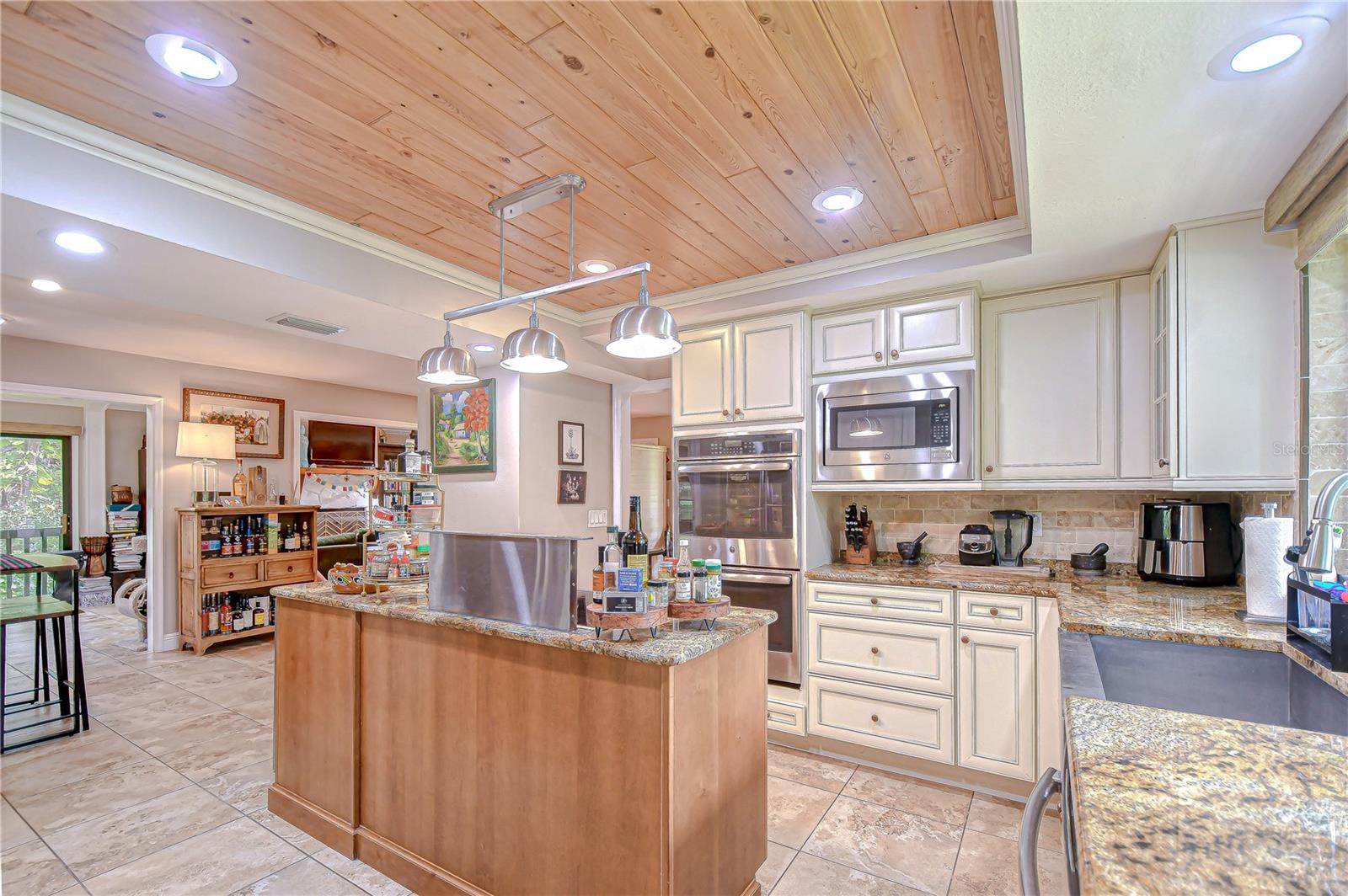 Listing photo id 5 for 8614 Hibiscus Drive