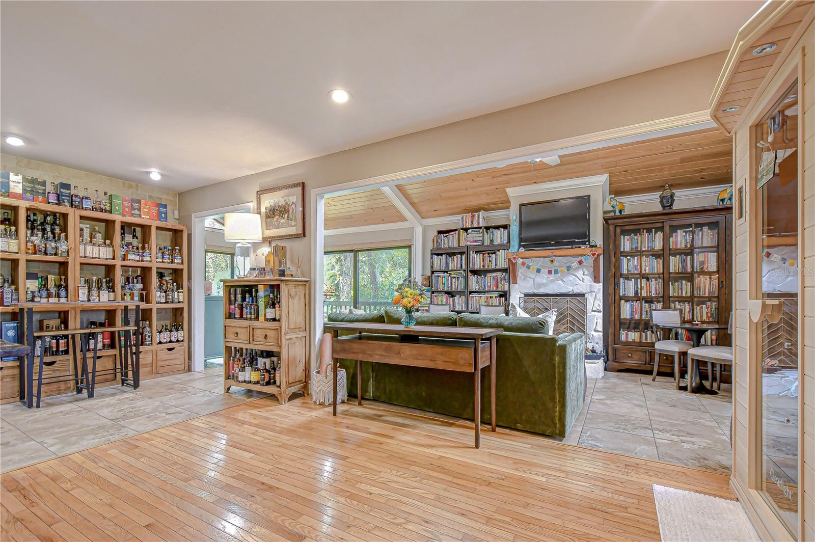 Listing photo id 7 for 8614 Hibiscus Drive