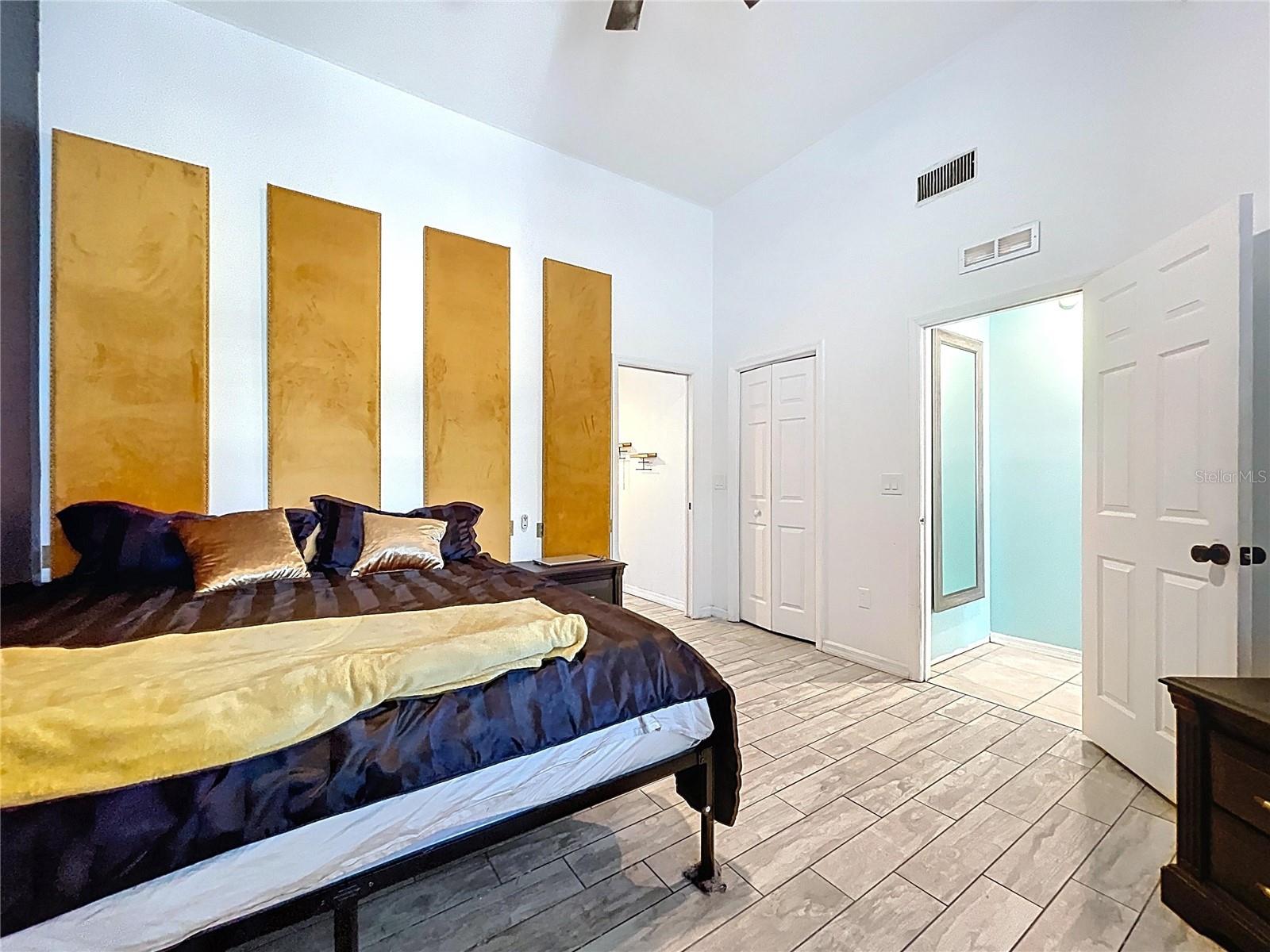 Image 28 of 57 For 2003 Leichester Street