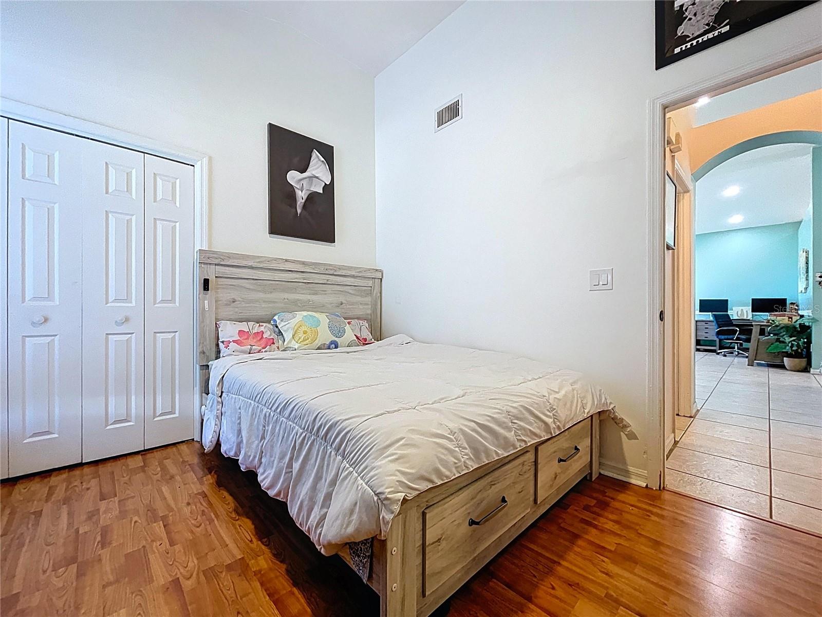 Image 34 of 57 For 2003 Leichester Street