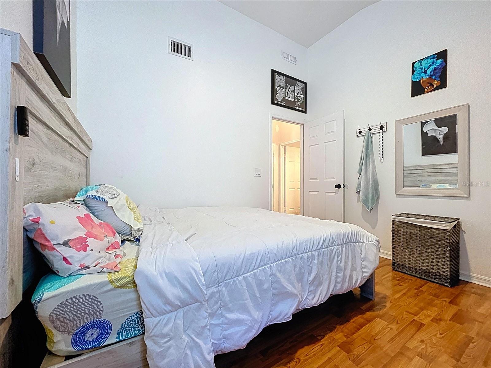 Image 35 of 57 For 2003 Leichester Street