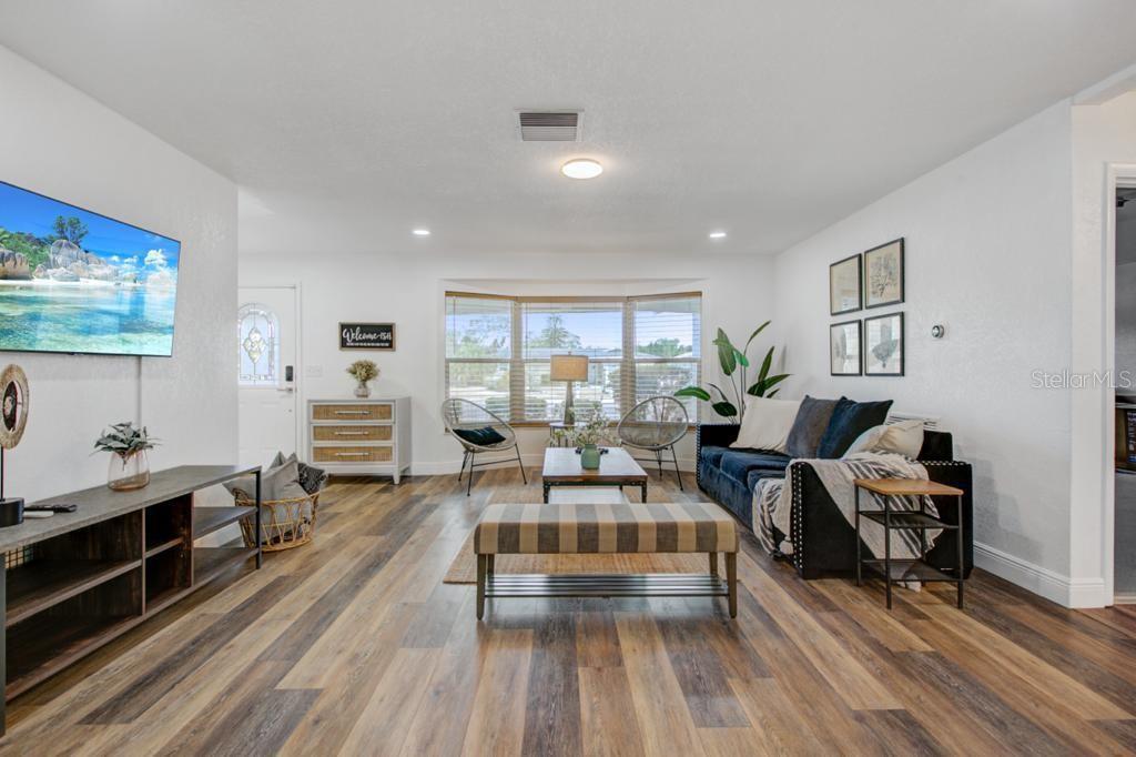 Image 3 of 36 For 2121 Greenbriar Boulevard