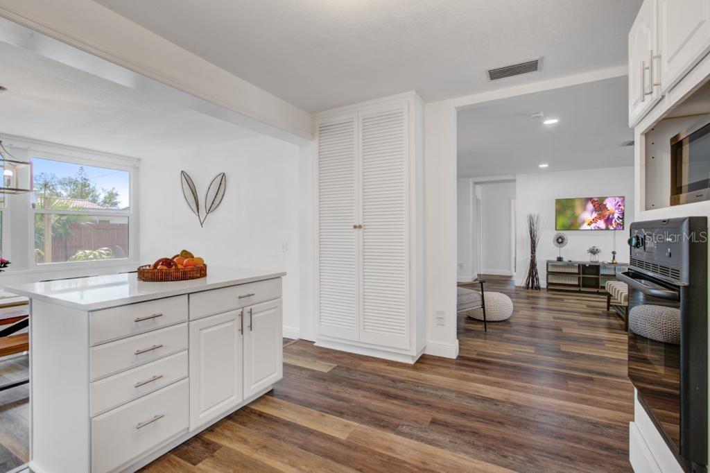 Image 9 of 36 For 2121 Greenbriar Boulevard