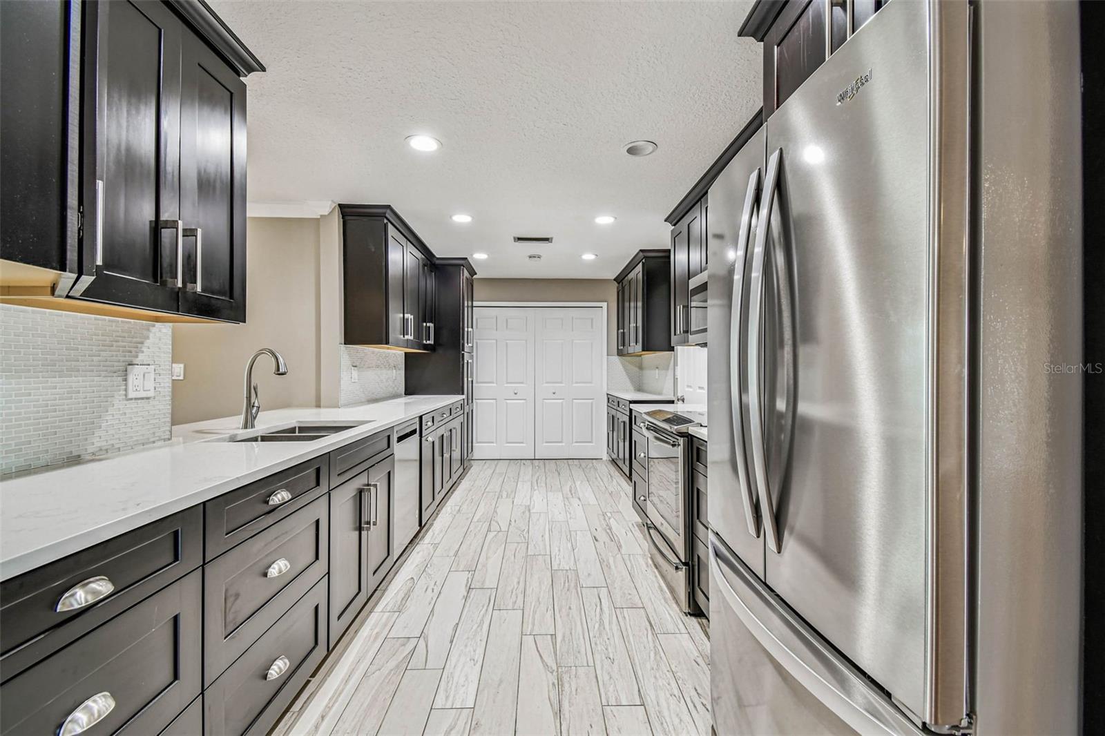 Listing photo id 8 for 3915 90th Terrace N 14