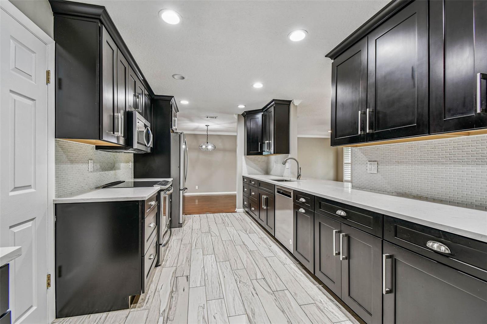 Listing photo id 10 for 3915 90th Terrace N 14