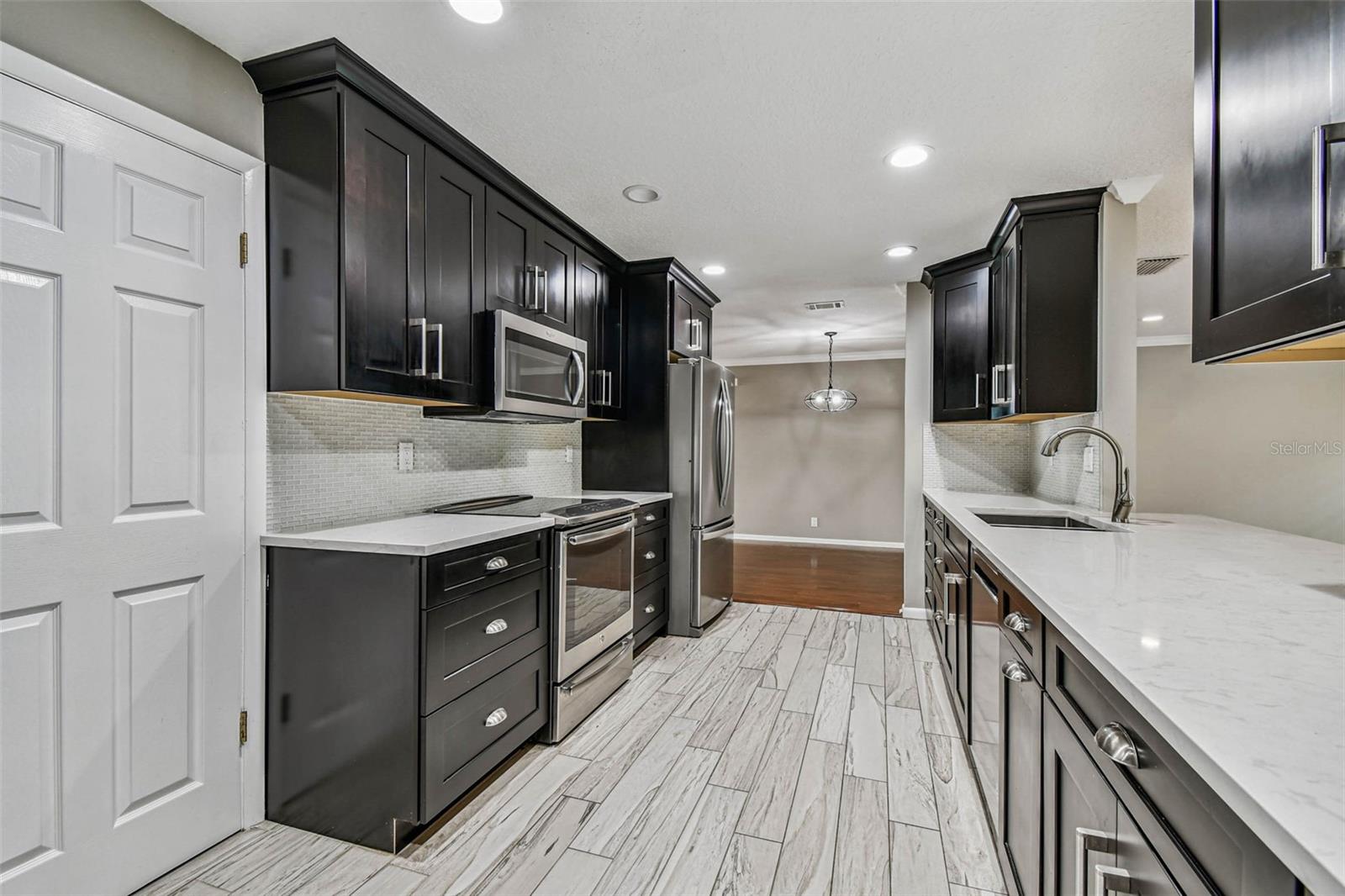 Listing photo id 11 for 3915 90th Terrace N 14