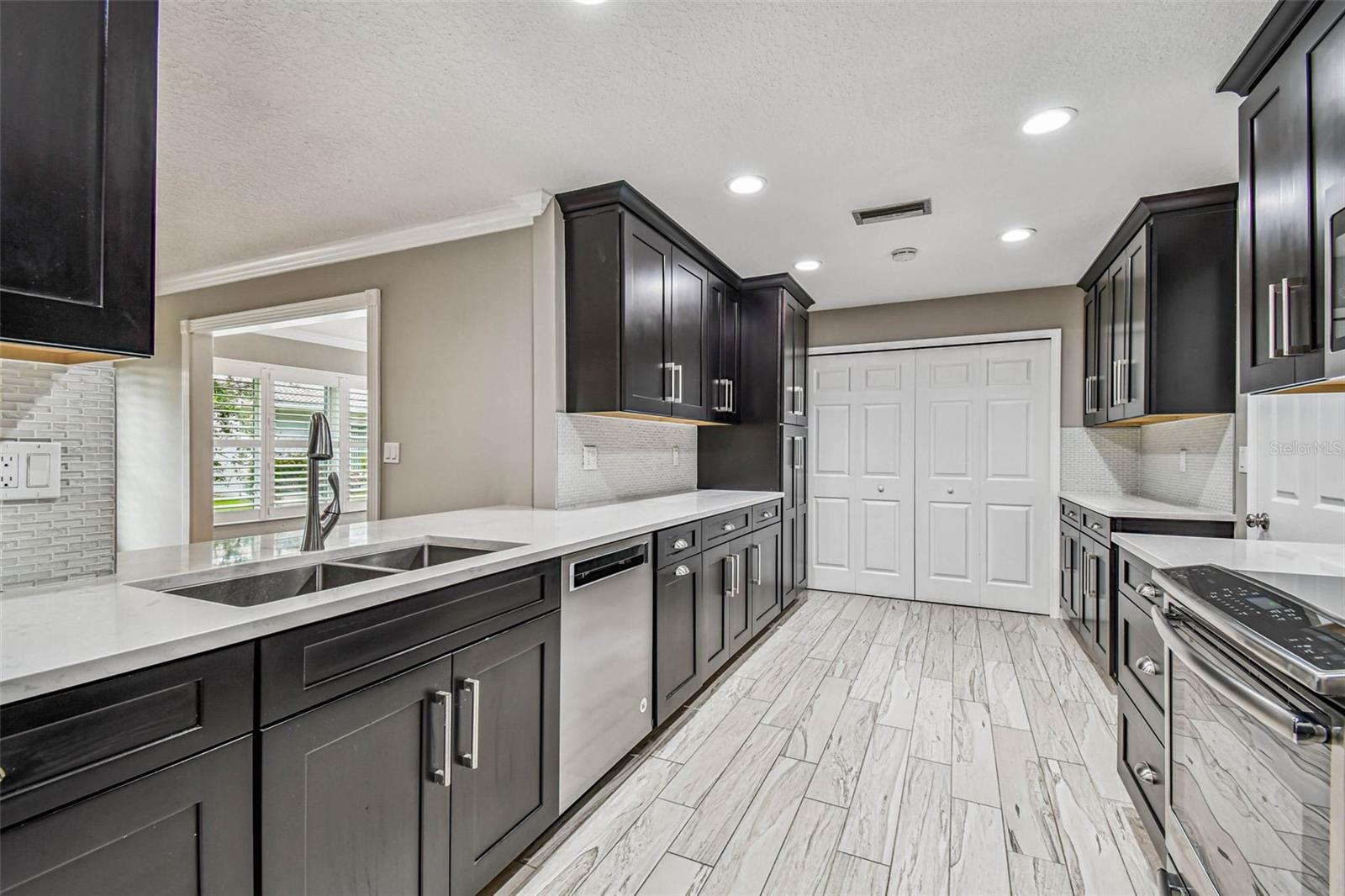 Listing photo id 1 for 3915 90th Terrace N 14