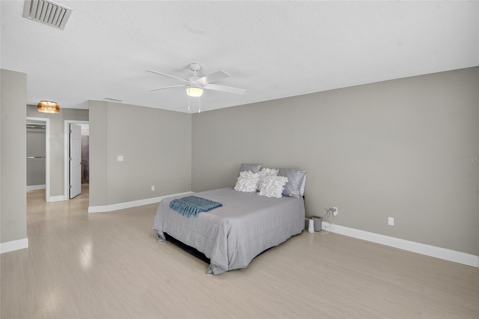 Image 34 of 88 For 912 Landmark Circle S