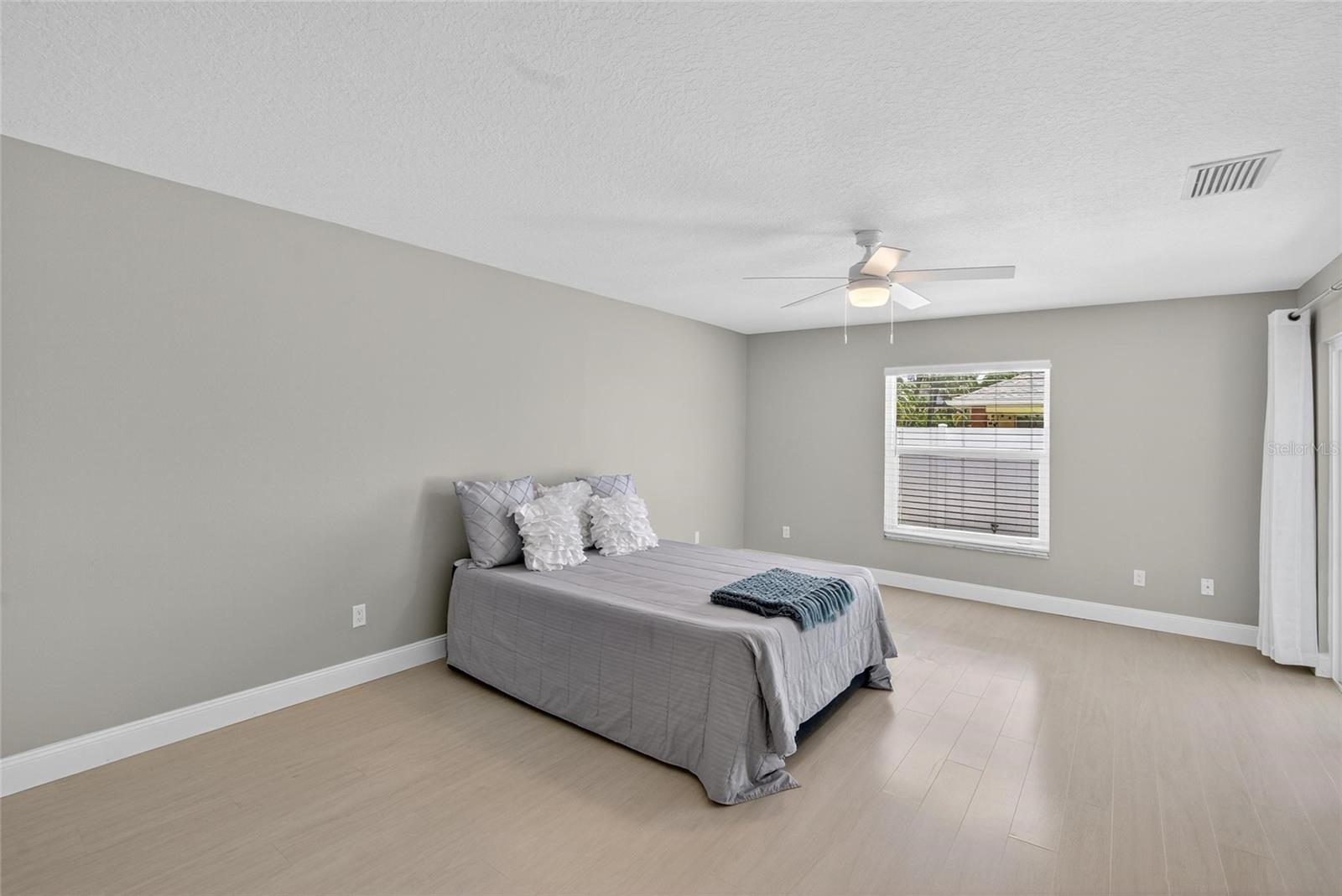 Image 38 of 88 For 912 Landmark Circle S
