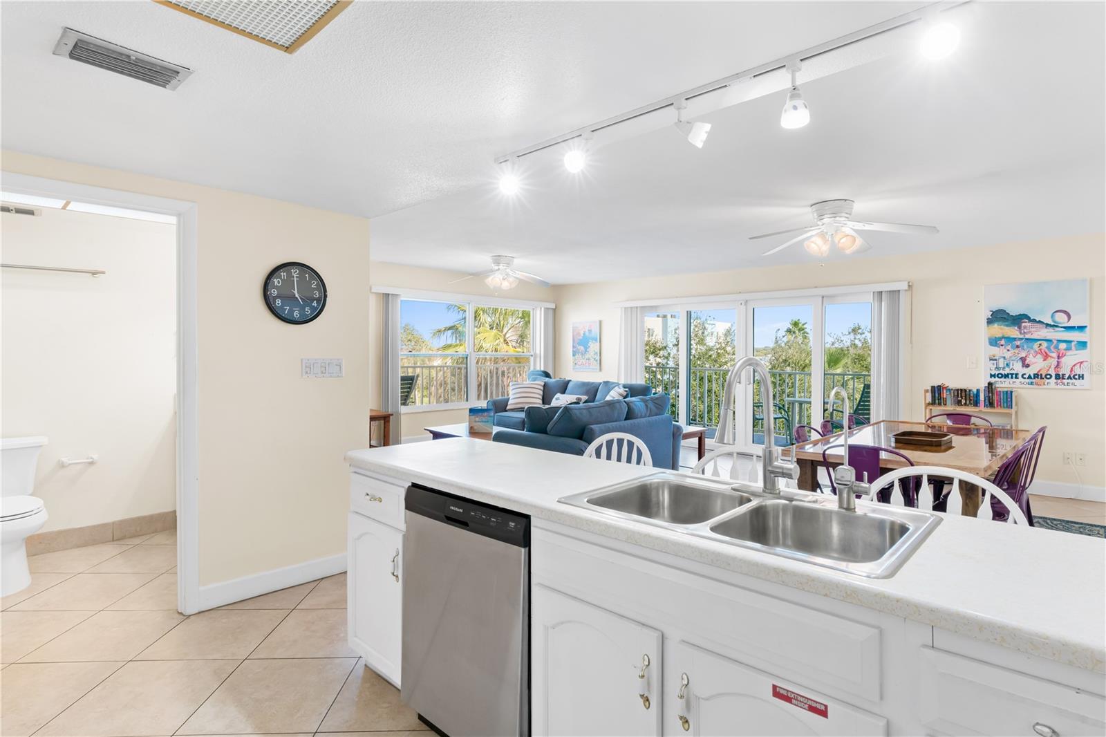 Image 18 of 59 For 19610 Gulf Boulevard 409