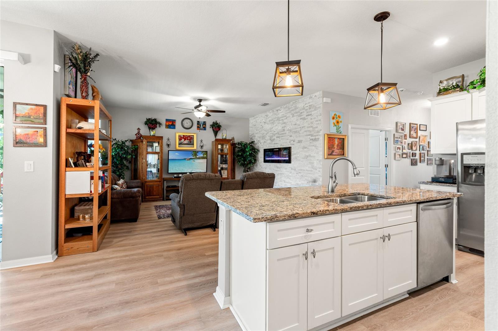 Listing photo id 12 for 12526 Eastpointe Drive