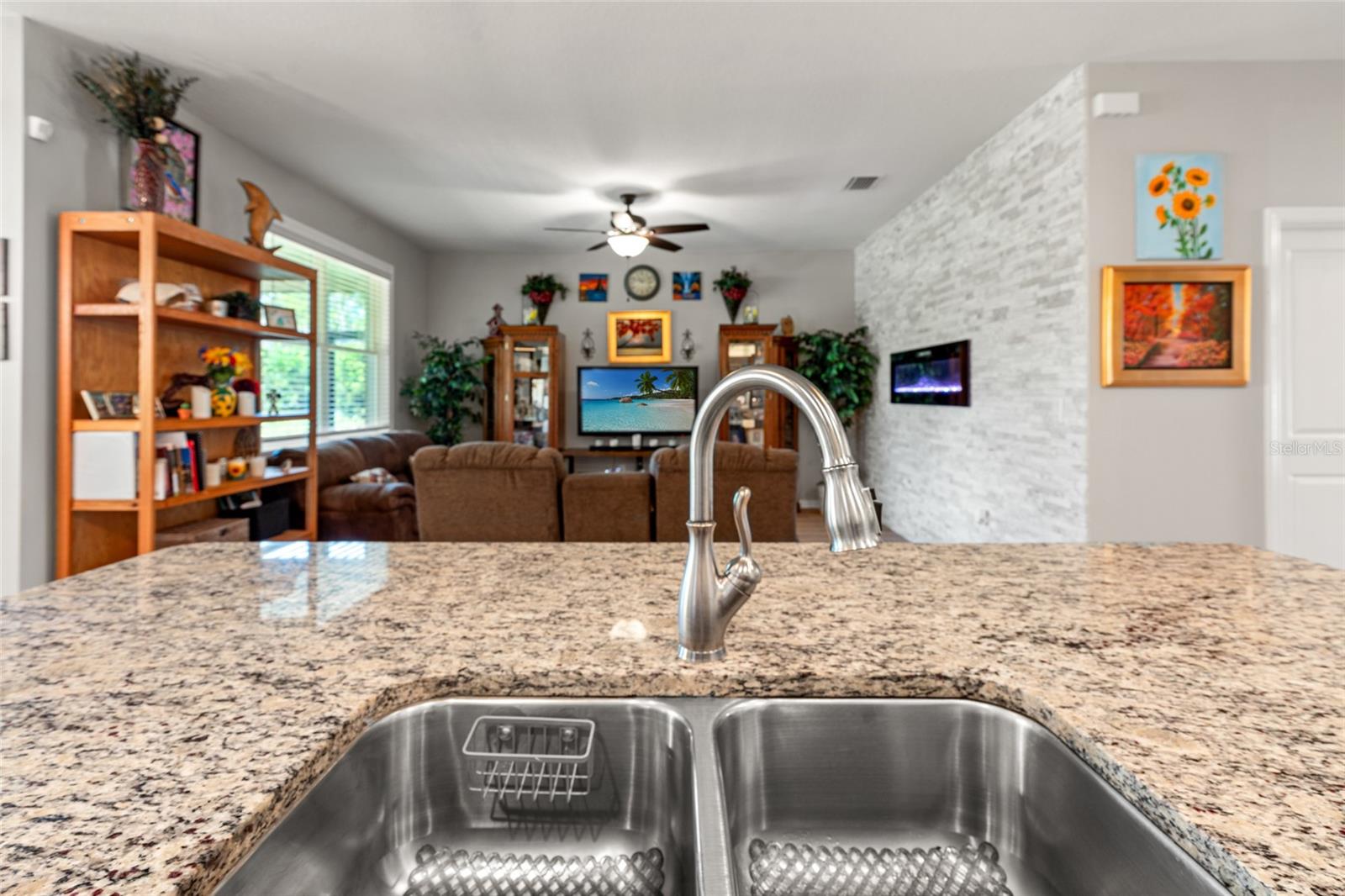 Listing photo id 13 for 12526 Eastpointe Drive