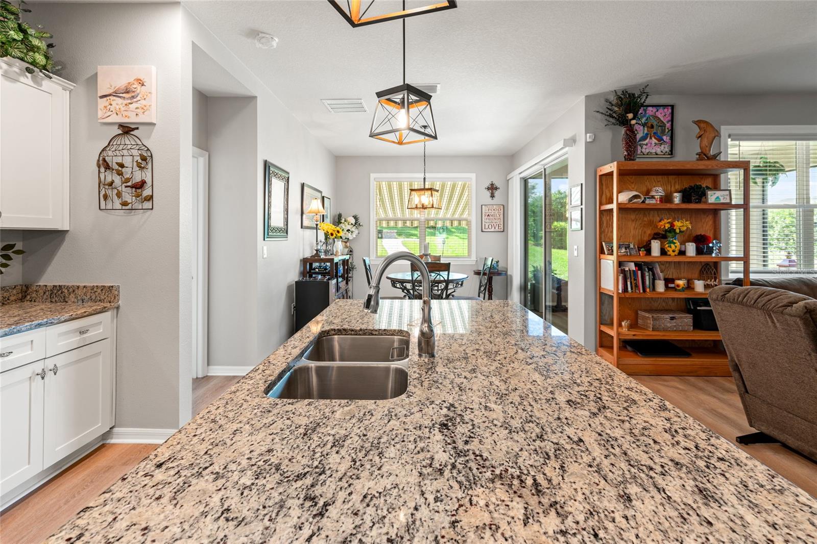 Listing photo id 14 for 12526 Eastpointe Drive