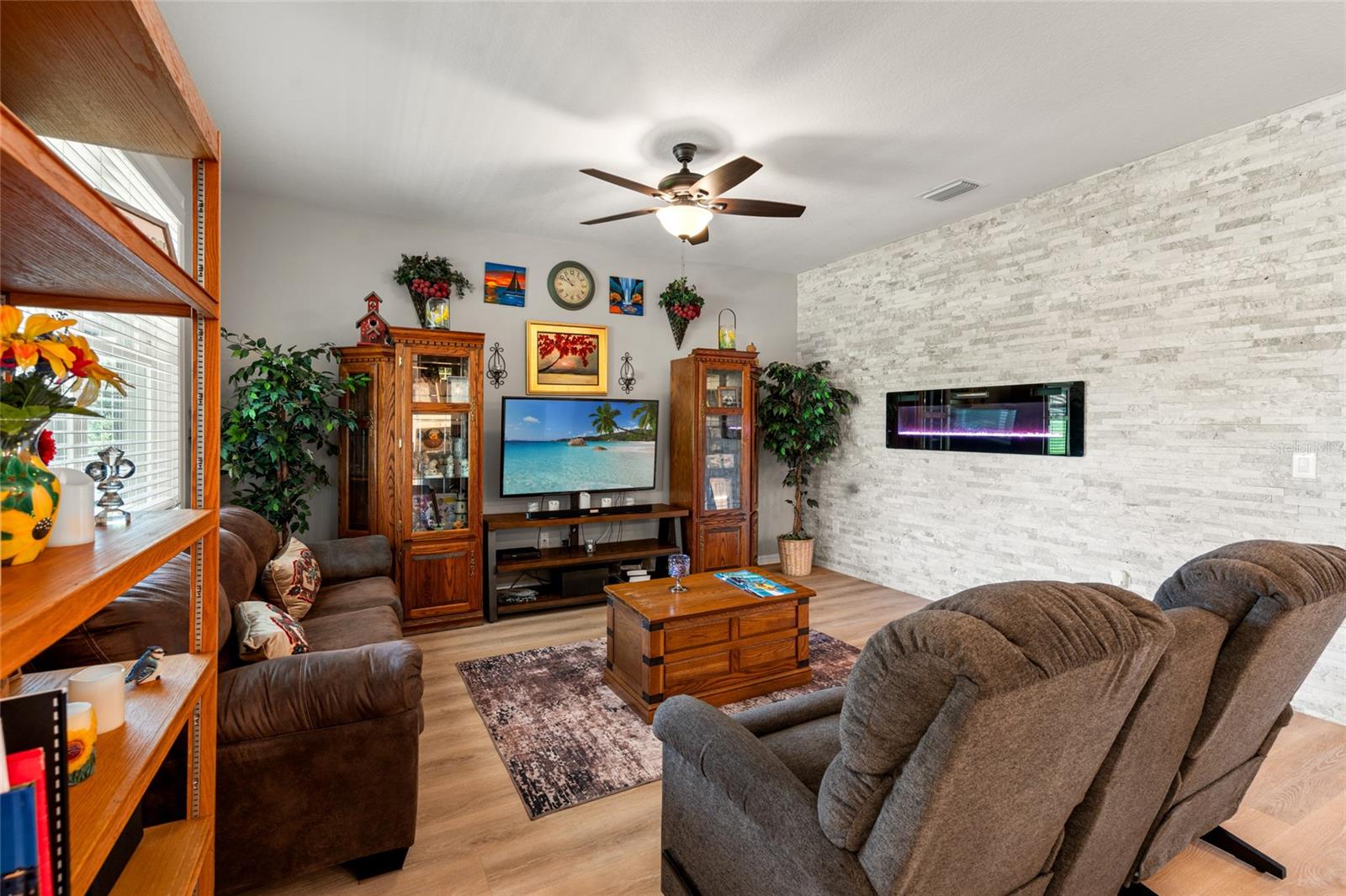 Listing photo id 15 for 12526 Eastpointe Drive
