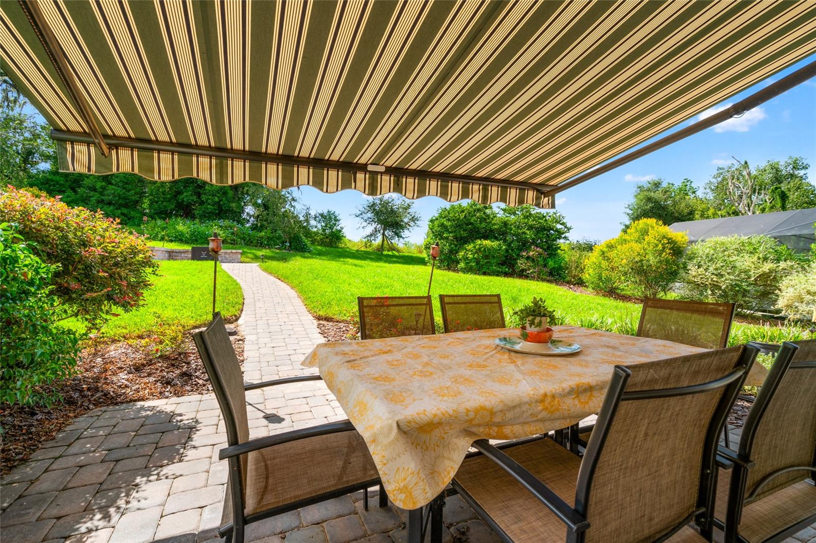 Listing photo id 26 for 12526 Eastpointe Drive