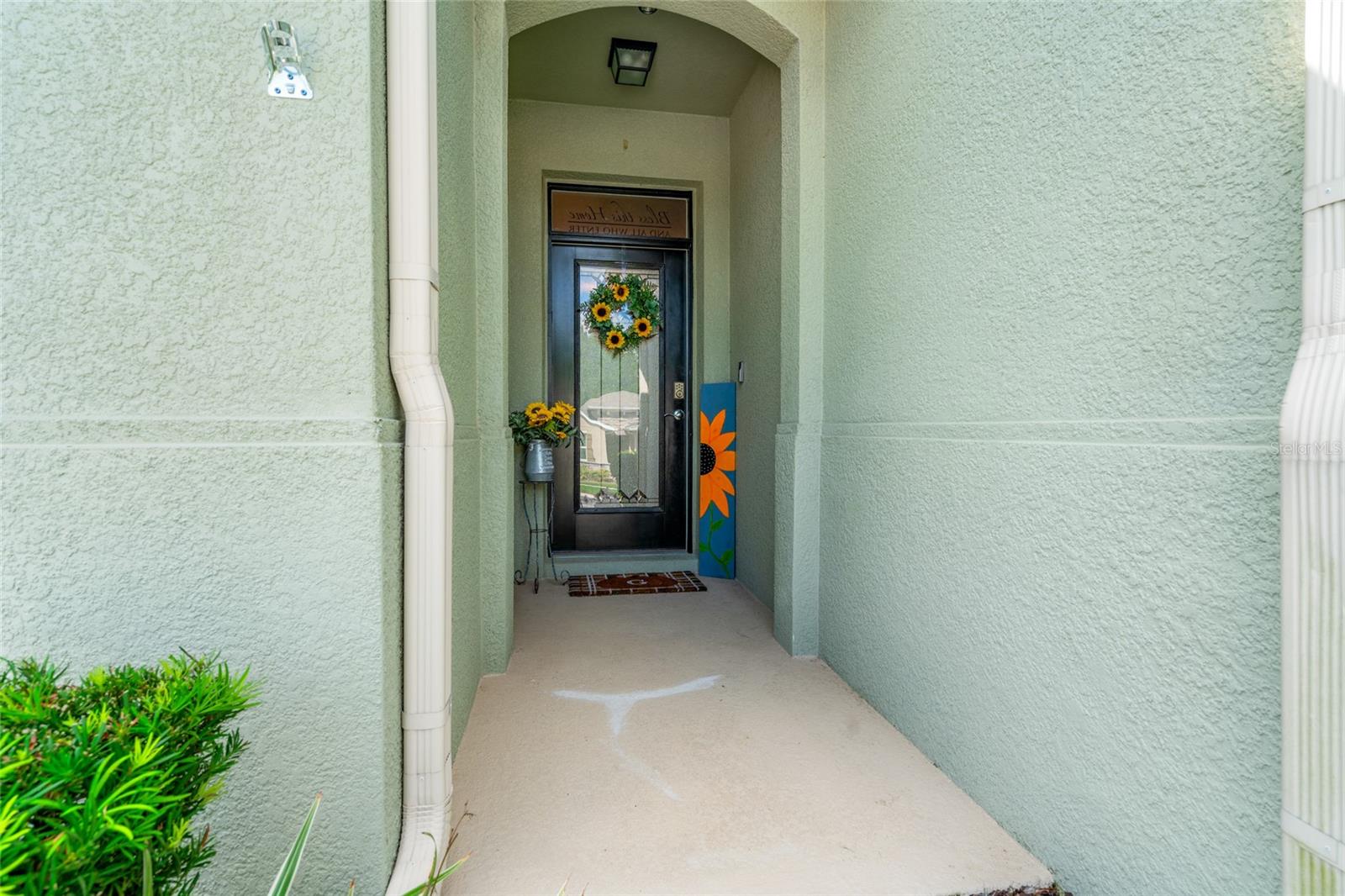 Listing photo id 2 for 12526 Eastpointe Drive