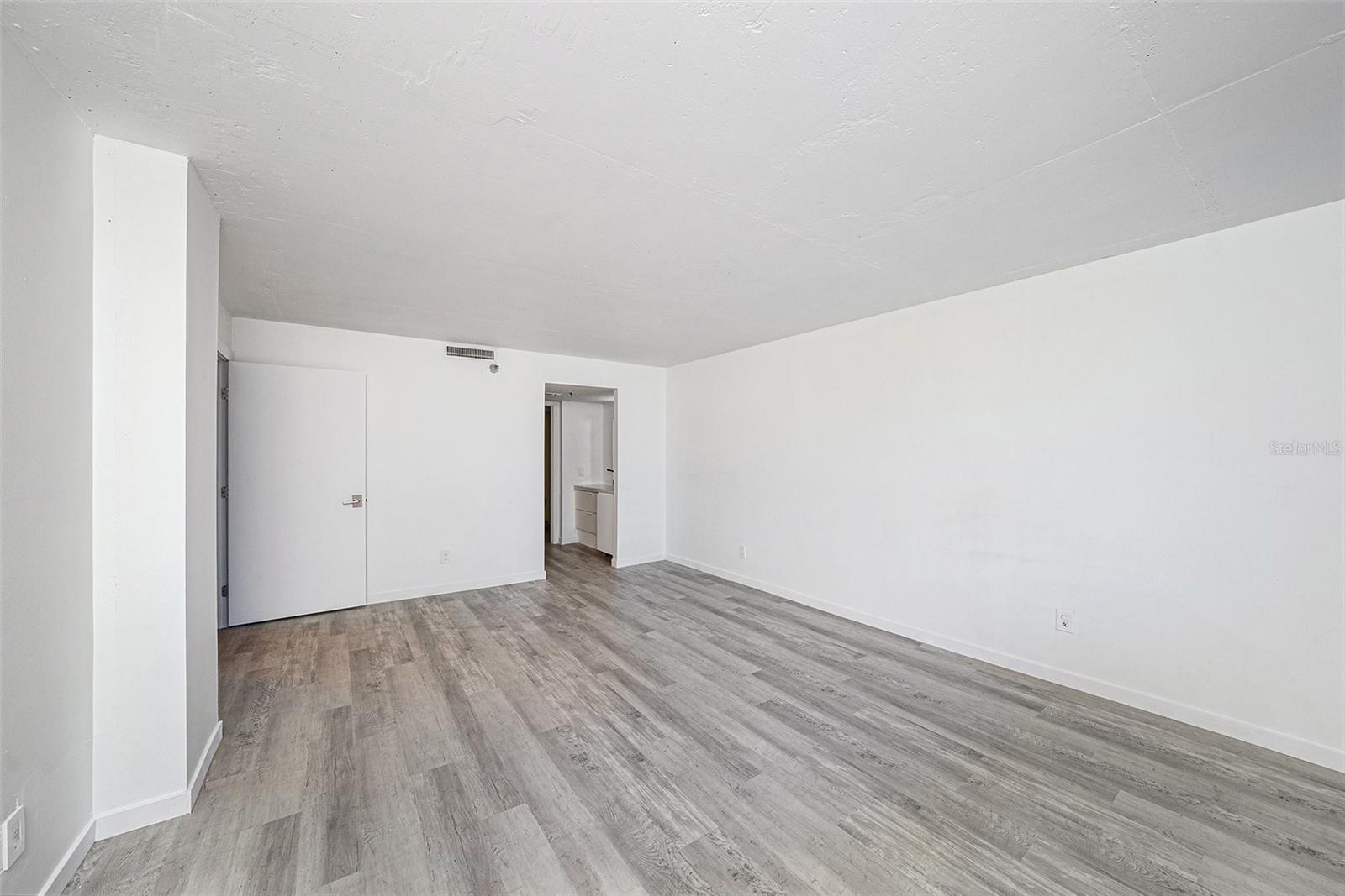 Image 13 of 23 For 201 Laurel Street 504b