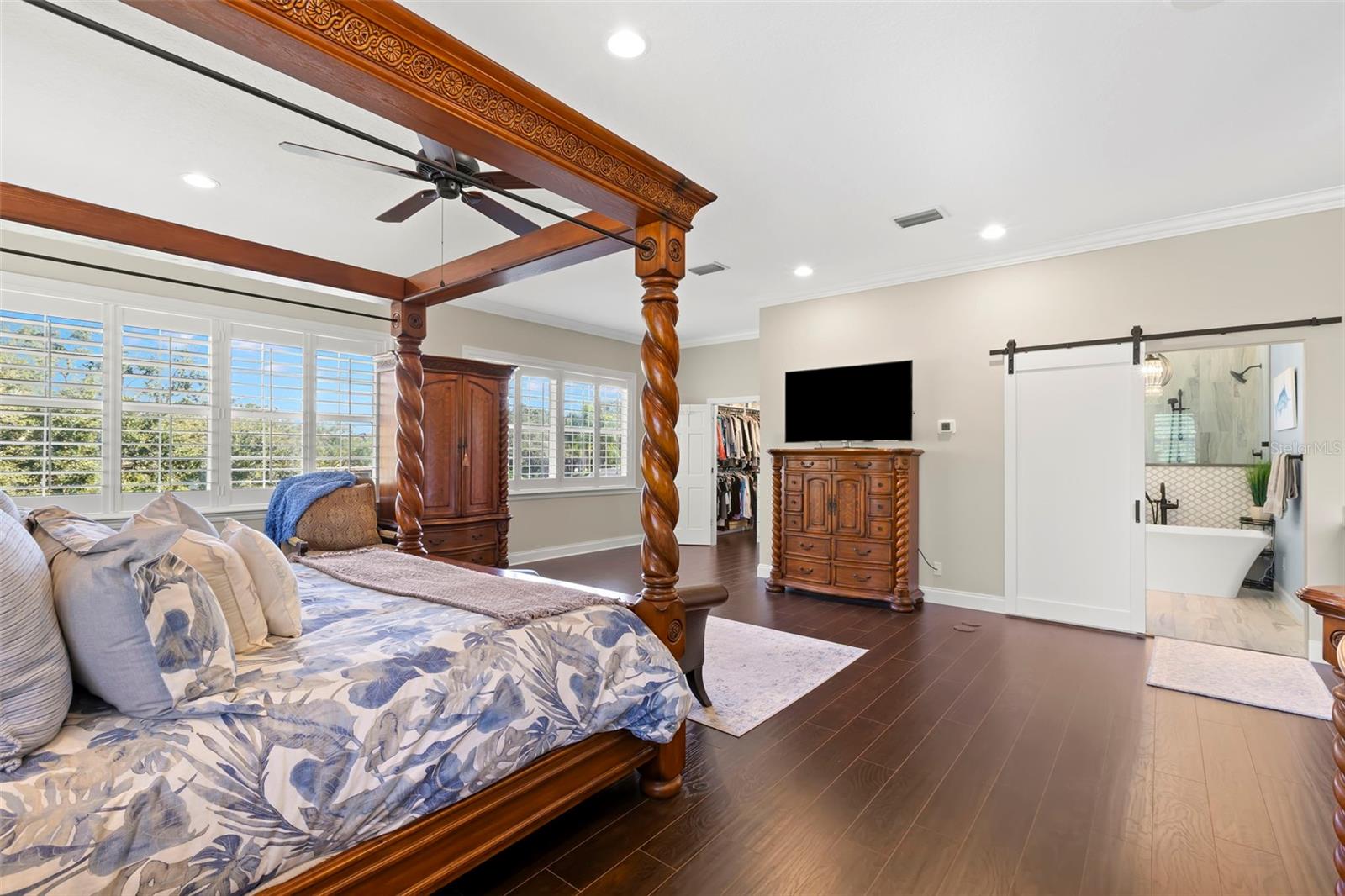 Listing photo id 37 for 9183 Waterash Lane N