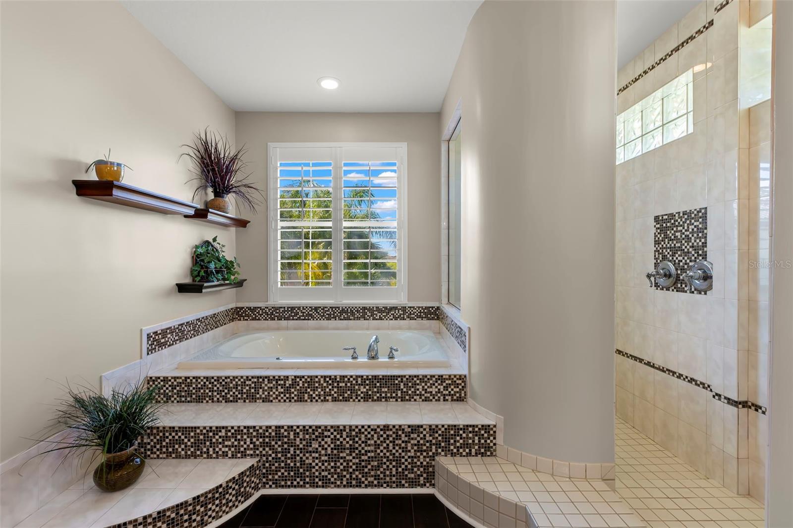 Listing photo id 47 for 9183 Waterash Lane N