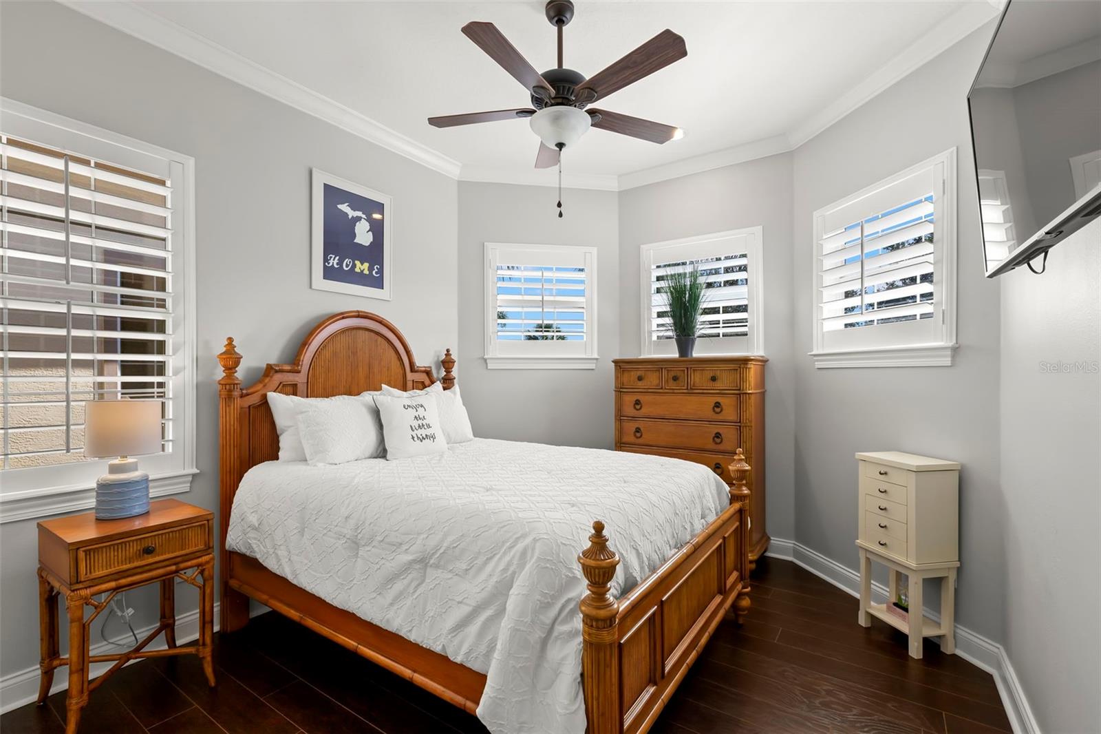 Listing photo id 51 for 9183 Waterash Lane N