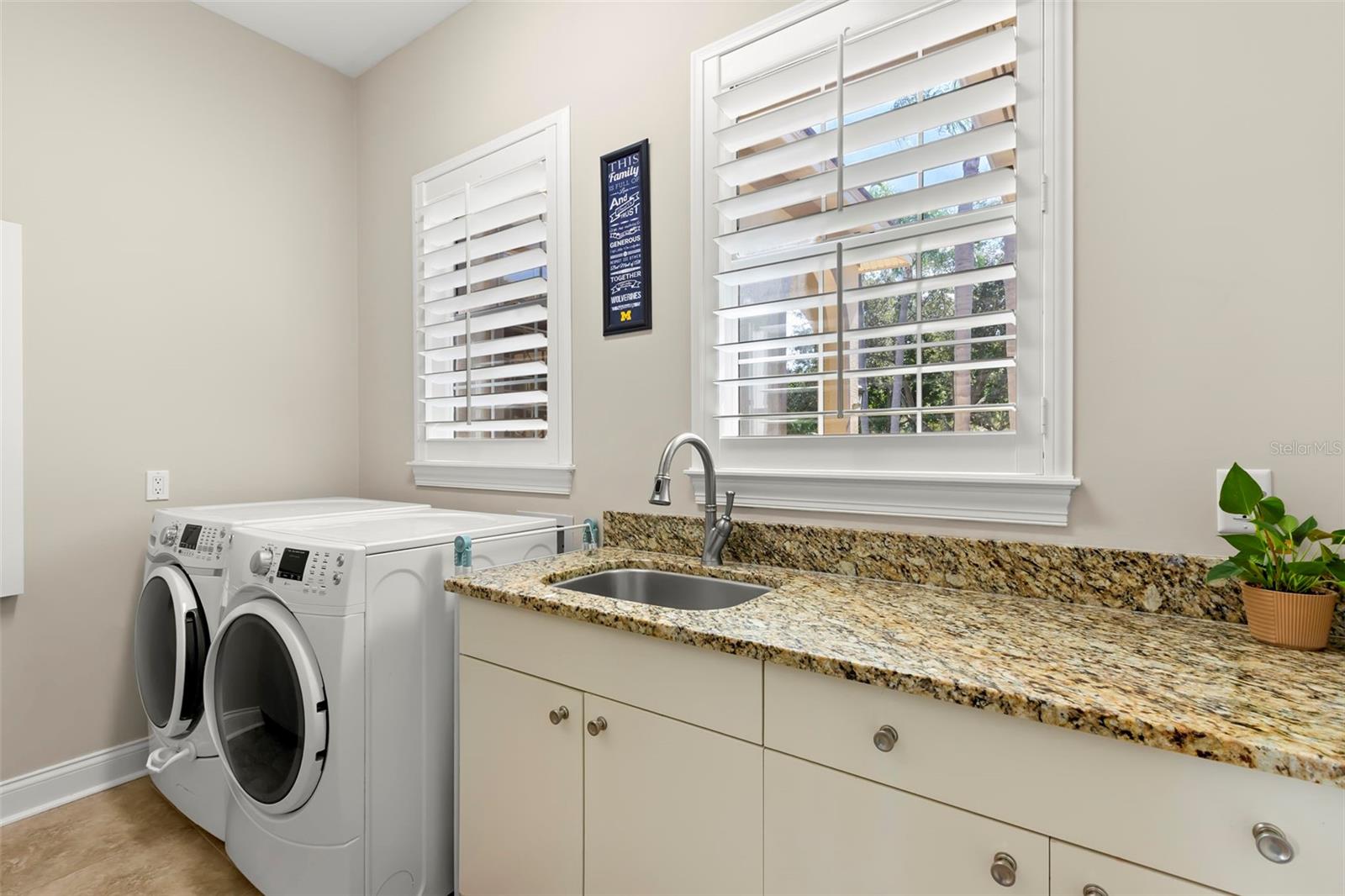 Listing photo id 58 for 9183 Waterash Lane N