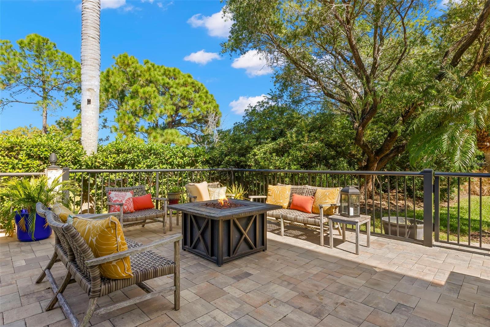 Listing photo id 64 for 9183 Waterash Lane N