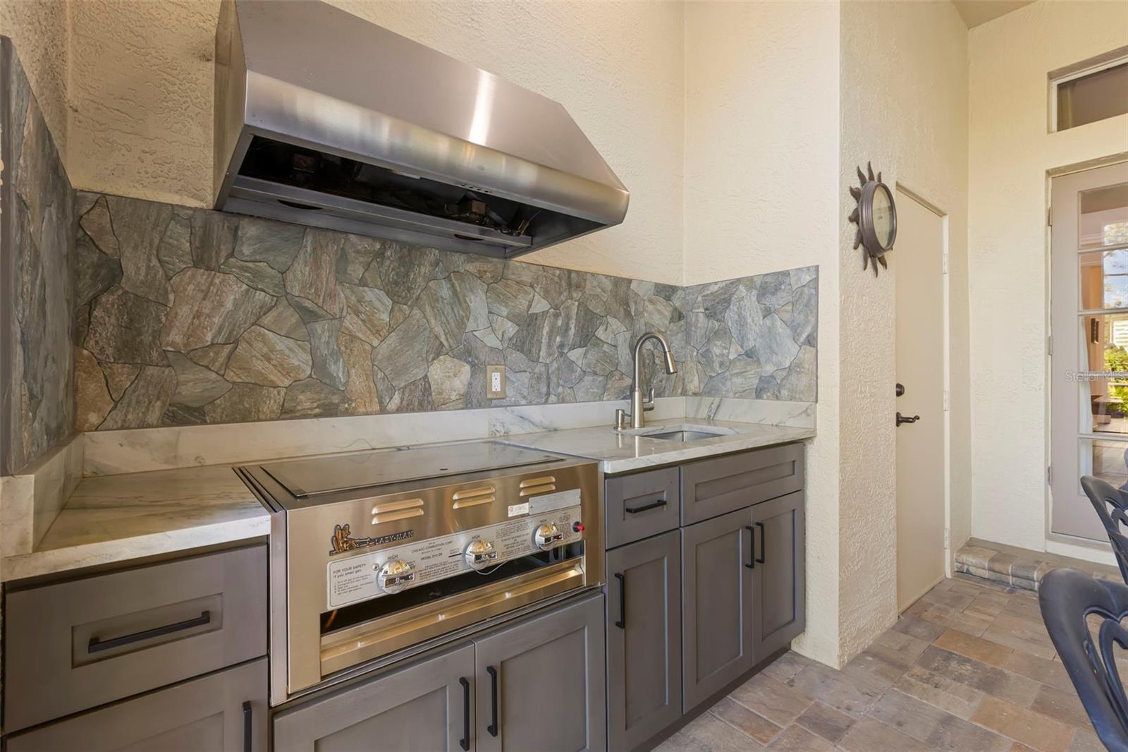 Listing photo id 67 for 9183 Waterash Lane N