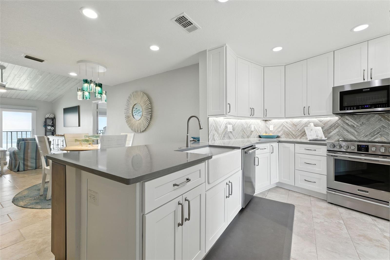 Image 5 of 33 For 7540 Sunshine Skyway Lane S 221