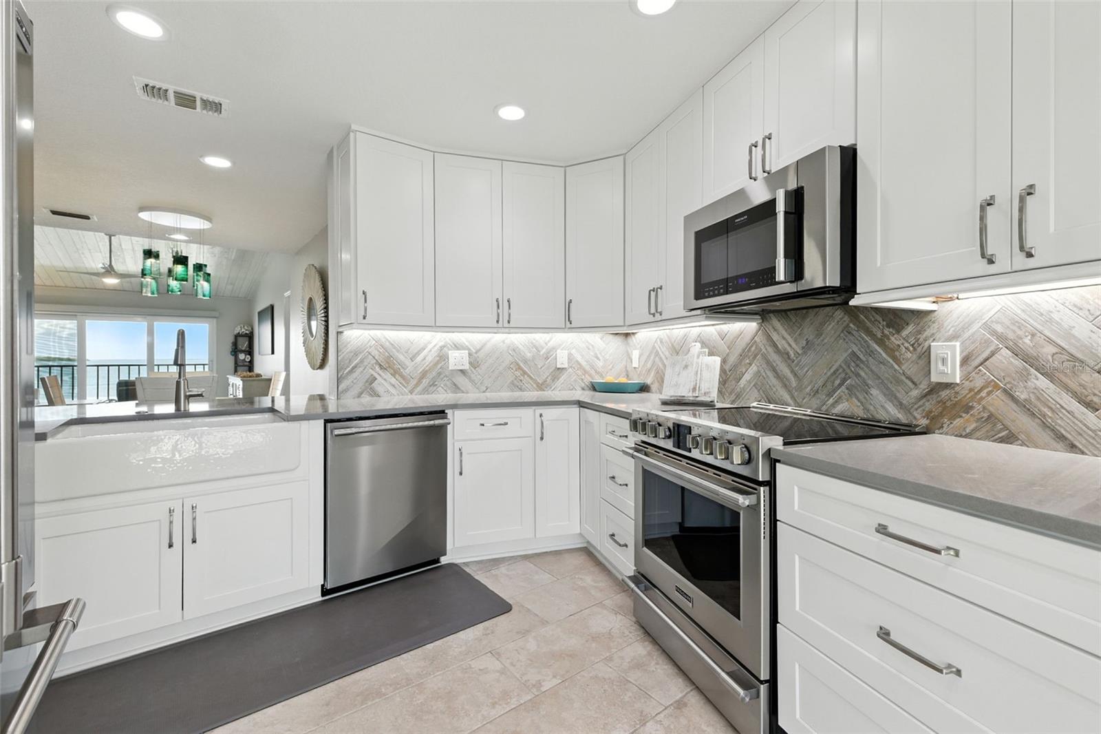 Image 8 of 33 For 7540 Sunshine Skyway Lane S 221