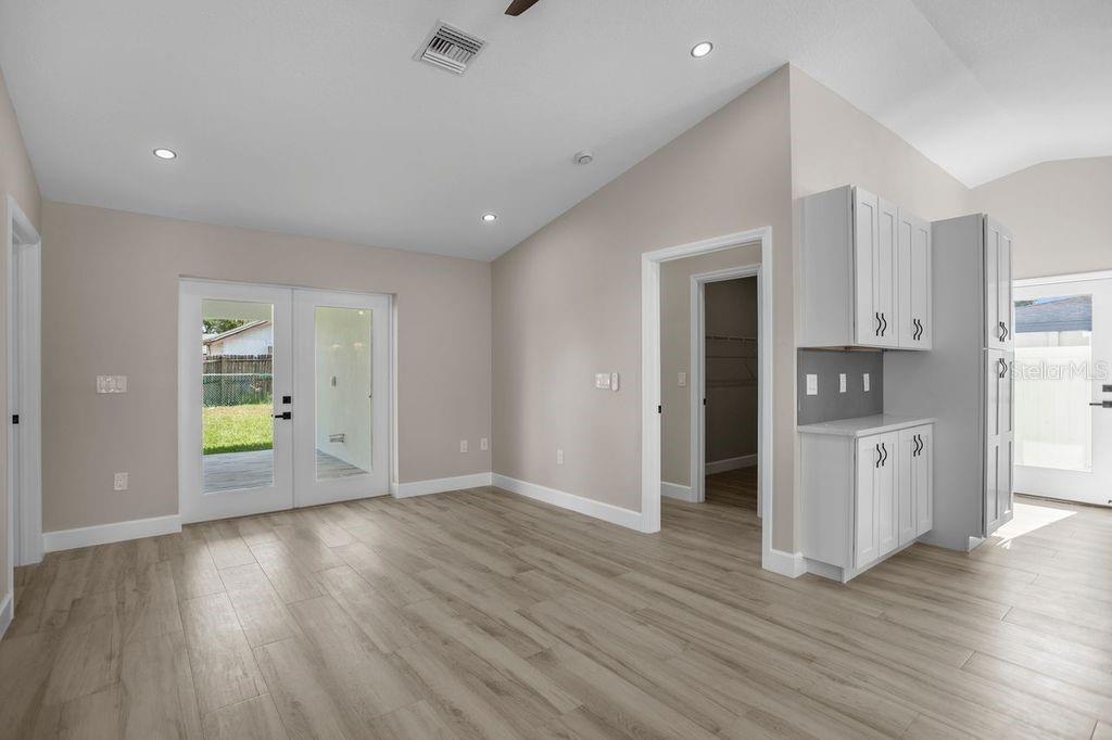 Image 11 of 32 For 8405 Woodlake Drive