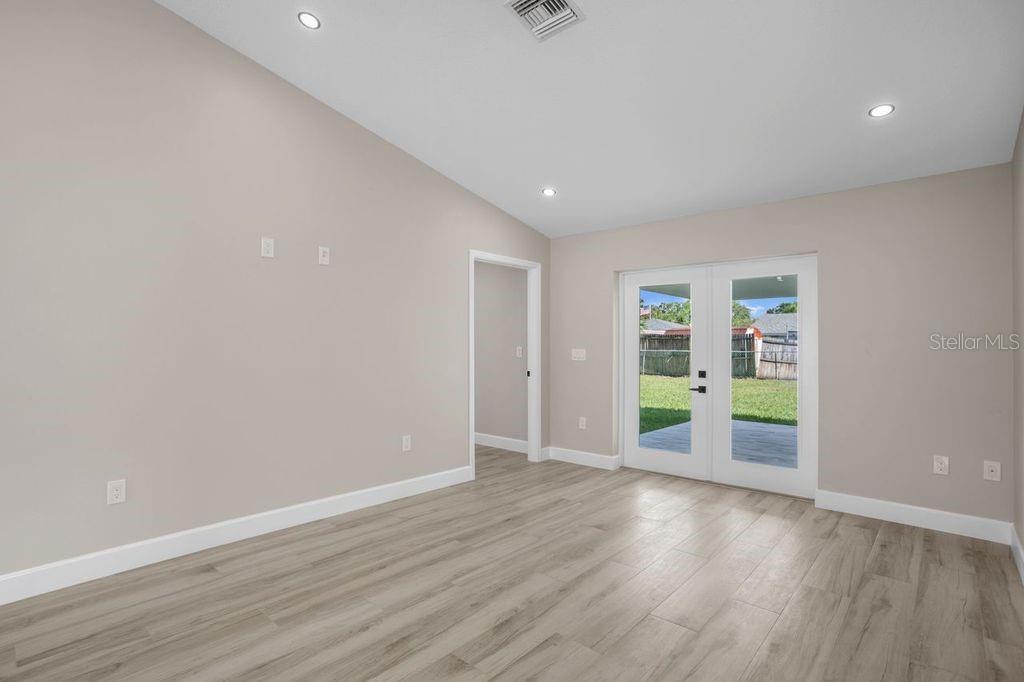 Image 13 of 32 For 8405 Woodlake Drive