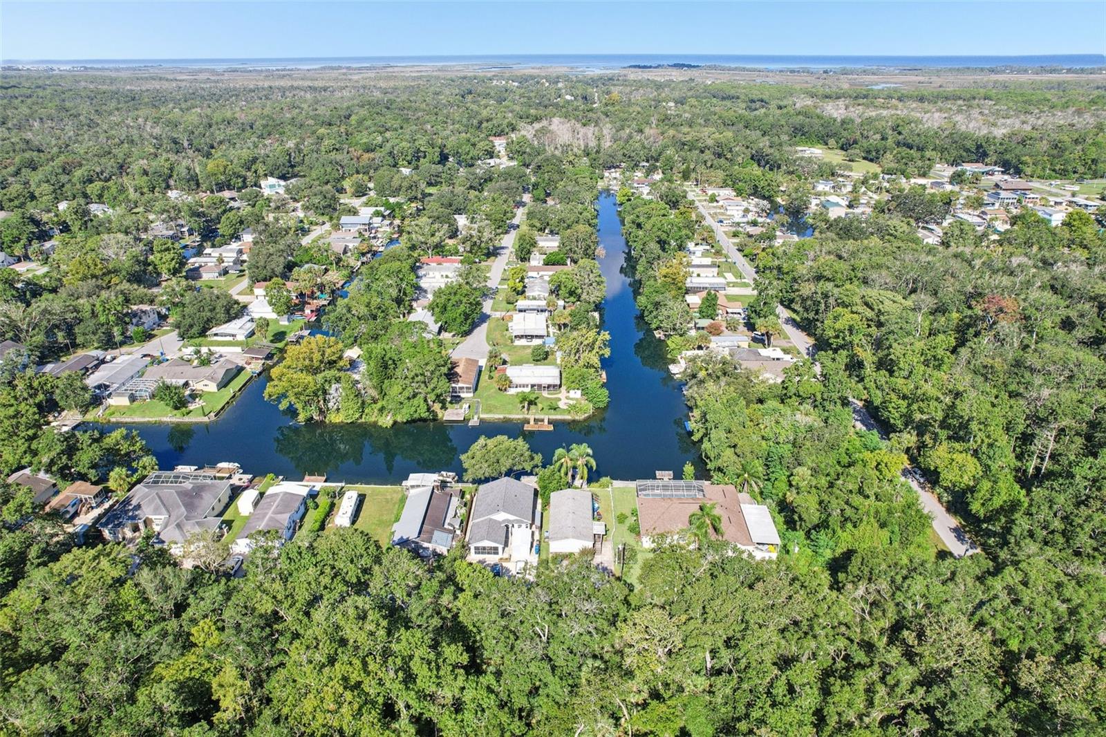 Listing photo id 3 for 6951 Richard Drive