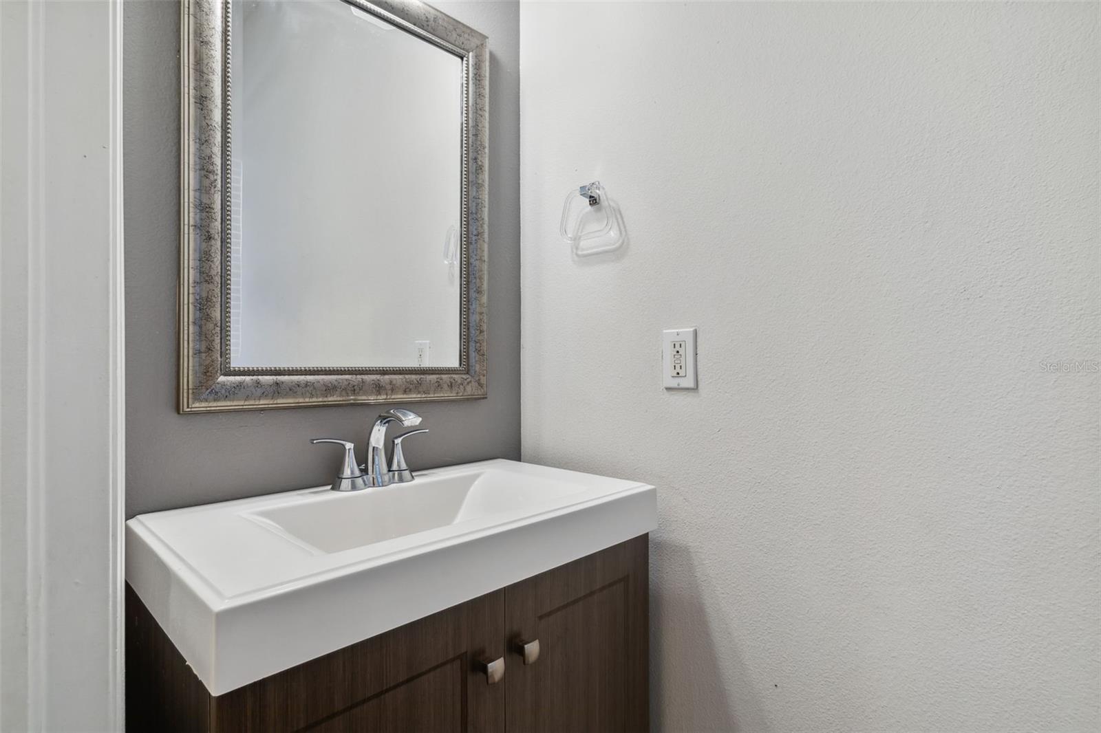 Image 10 of 25 For 655 Vallance Way Ne