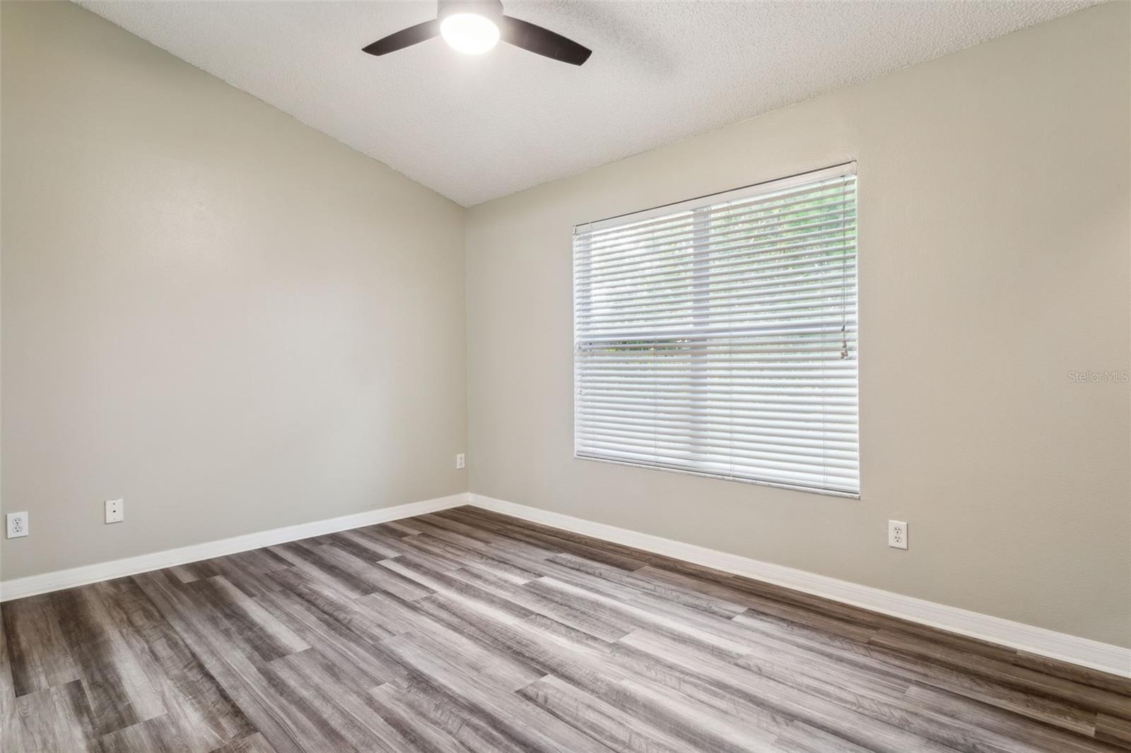 Image 11 of 25 For 655 Vallance Way Ne