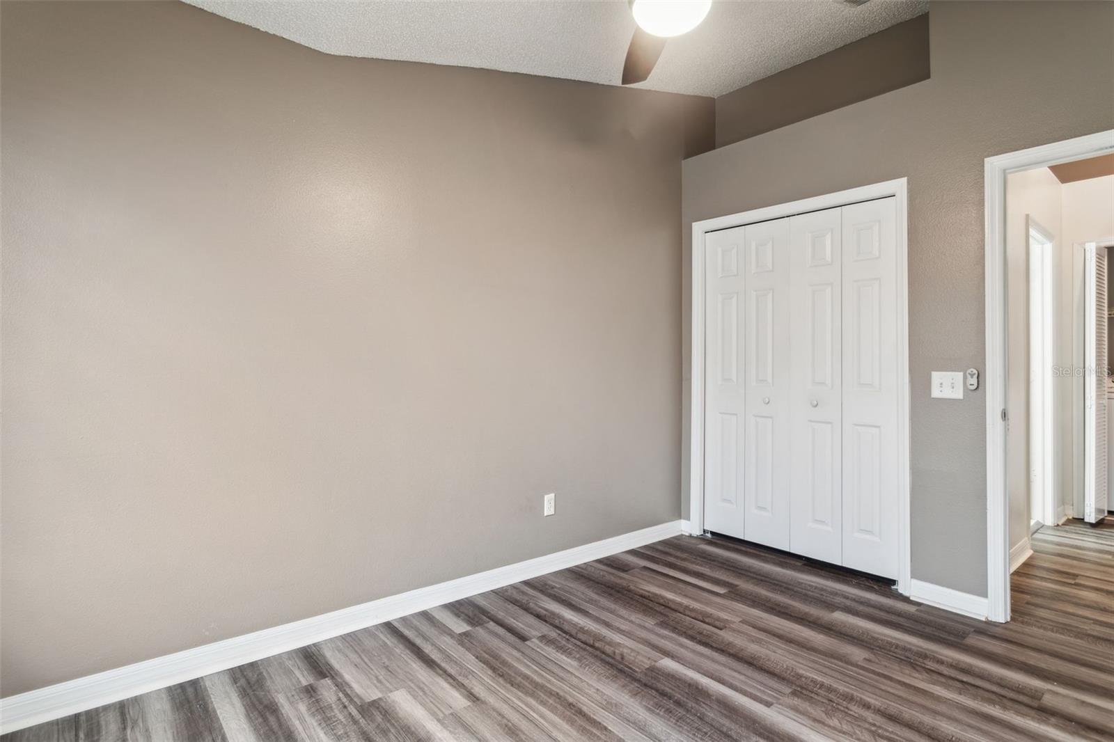 Image 19 of 25 For 655 Vallance Way Ne