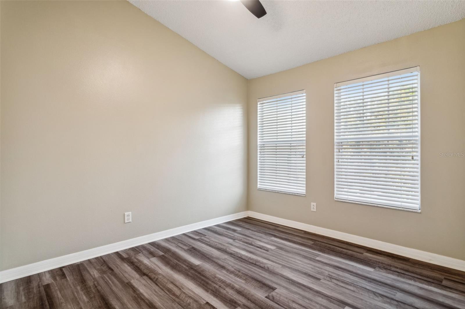 Image 20 of 25 For 655 Vallance Way Ne