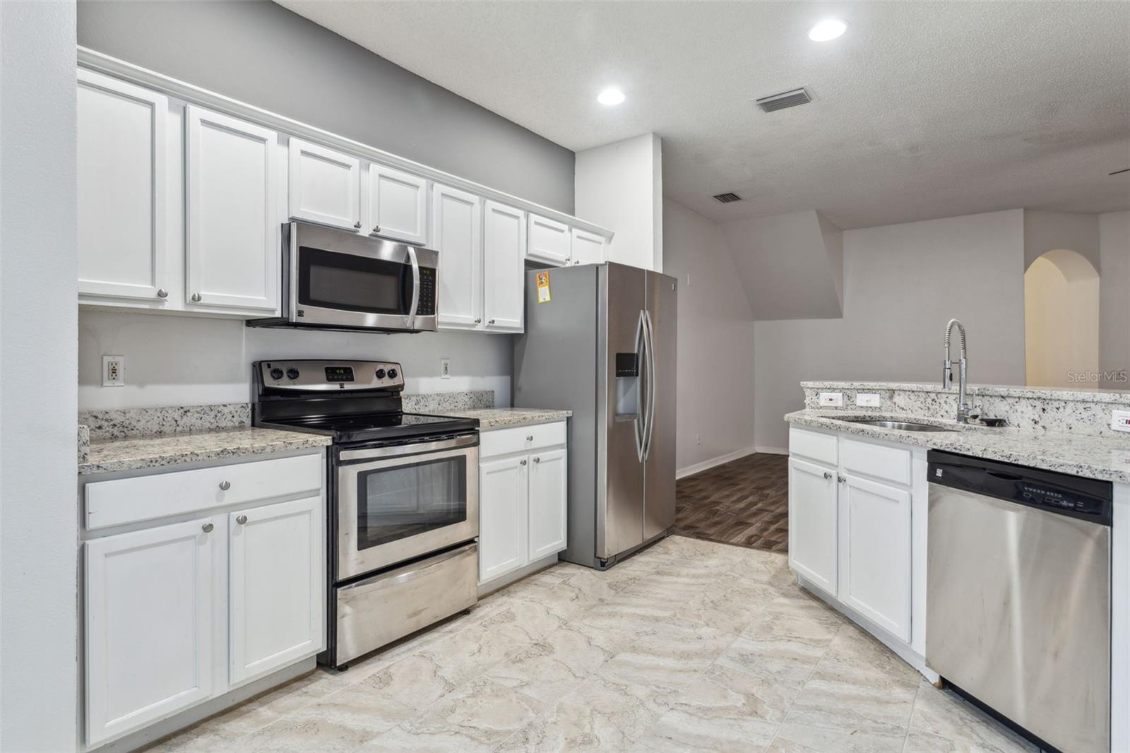 Image 8 of 25 For 655 Vallance Way Ne