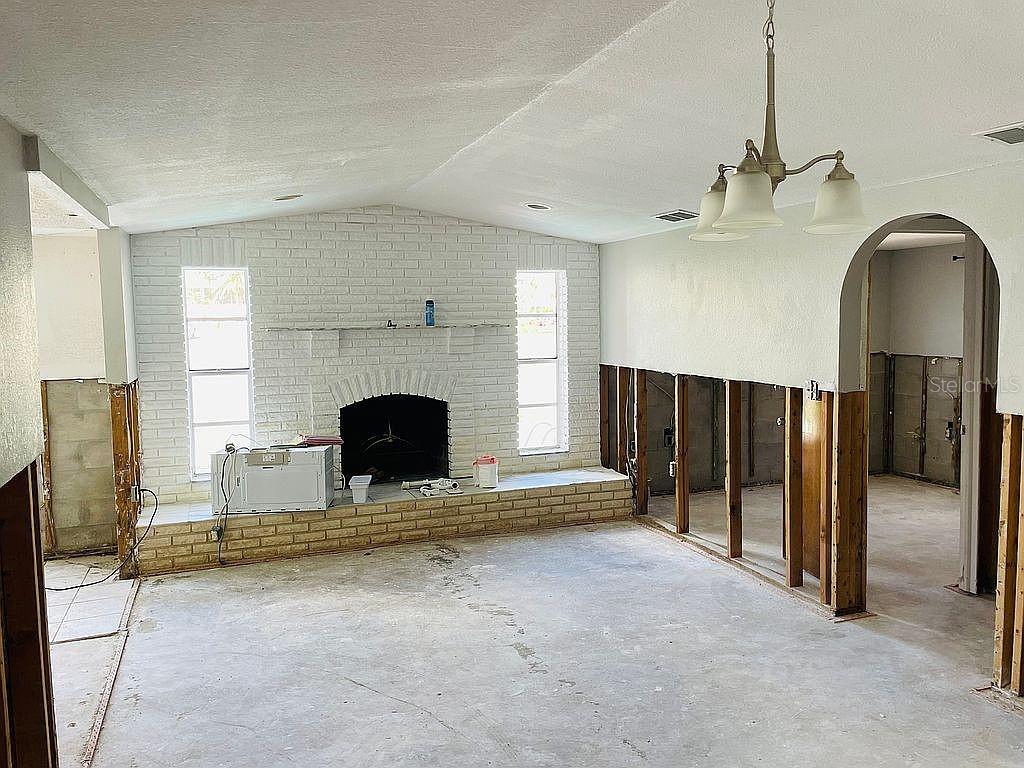Listing photo id 10 for 5937 Beverly Drive