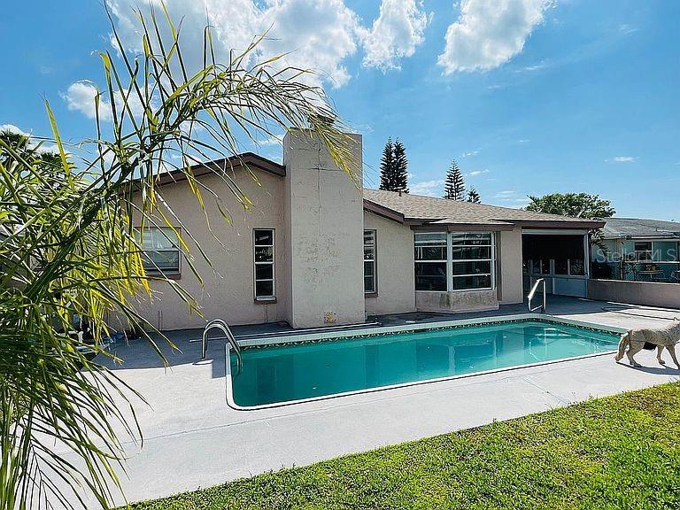 Listing photo id 14 for 5937 Beverly Drive
