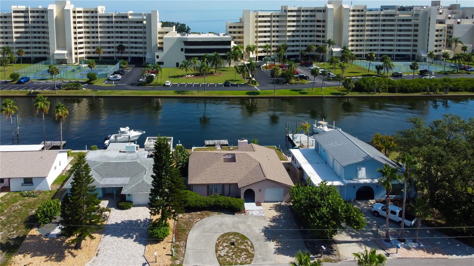 Listing photo id 18 for 5937 Beverly Drive