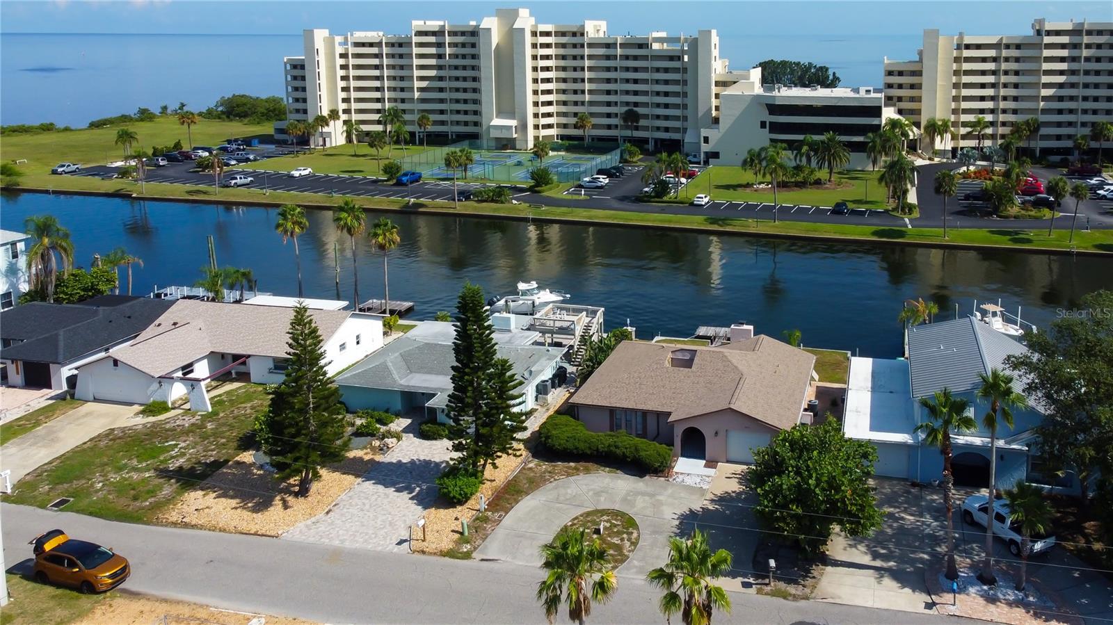 Listing photo id 4 for 5937 Beverly Drive