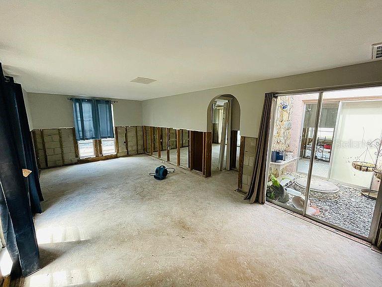 Listing photo id 6 for 5937 Beverly Drive