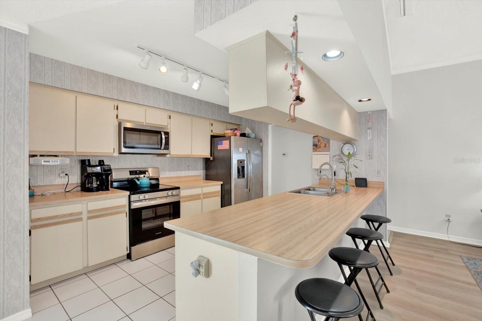 Image 6 of 32 For 15830 Glenarn Drive