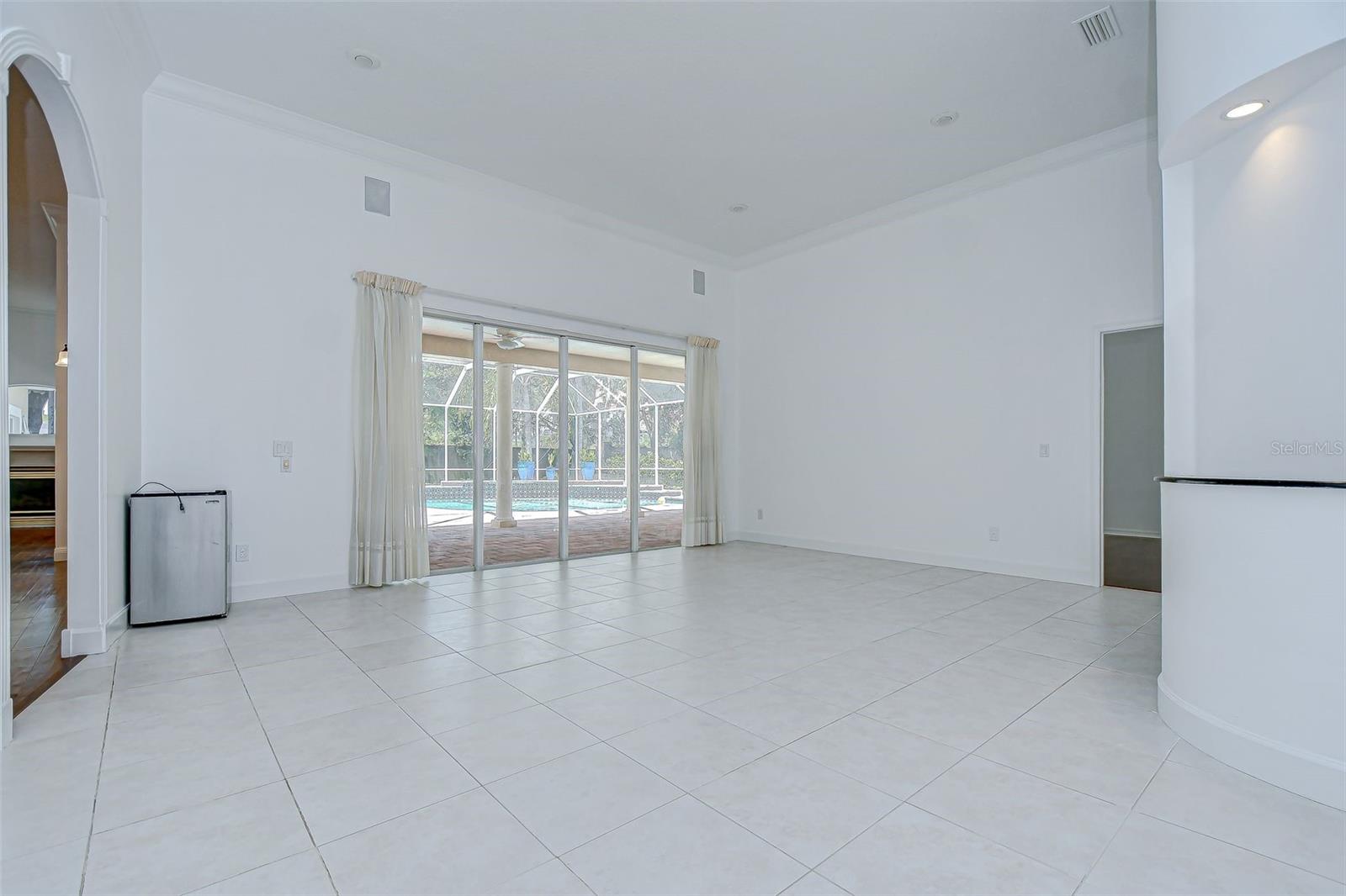 Listing photo id 8 for 6407 Renwick Circle