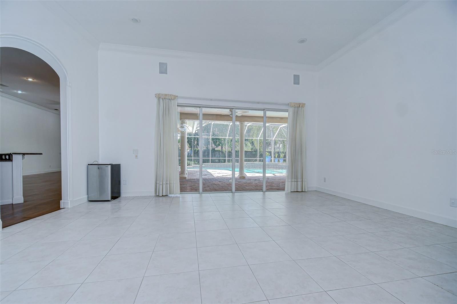 Listing photo id 11 for 6407 Renwick Circle